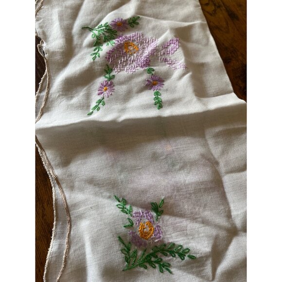 Vintage Embroidered Linen Tablecloth & Napkin Set With Floral Design & Crochet - Picture 5 of 12
